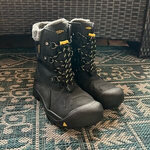 Keen kids black winter boots size 5